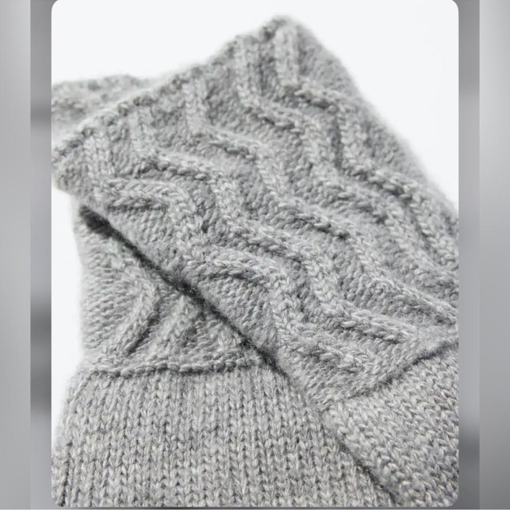 WHBM Rhinestone patterned gloves - Picture 4 of 11
